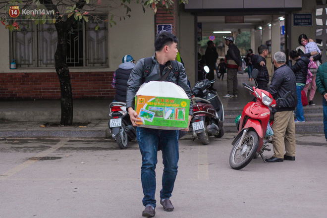 Chùm ảnh: Người dân lỉnh kỉnh đồ đạc tranh thủ quay lại Thủ đô sớm để nghỉ ngơi trước khi quay lại với guồng quay công việc